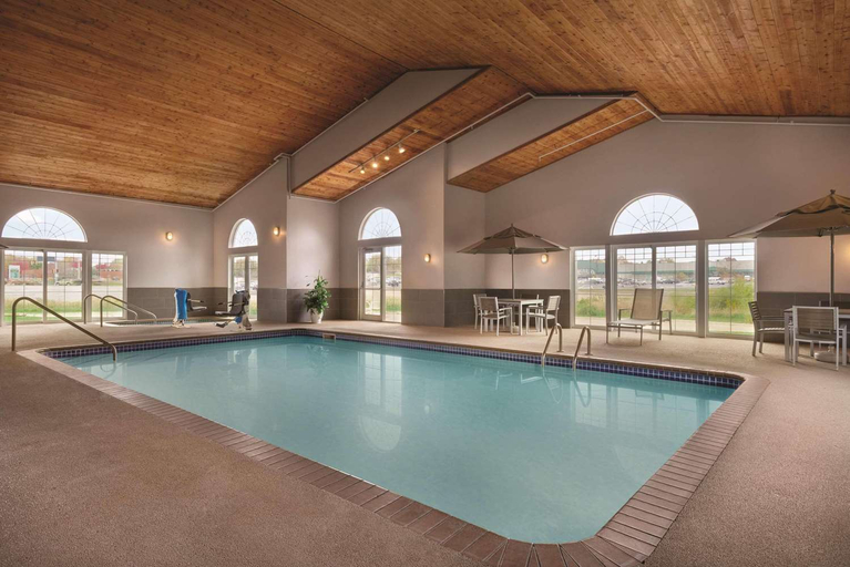 Sport & Beauty, Country Inn & Suites Waterloo, Black Hawk