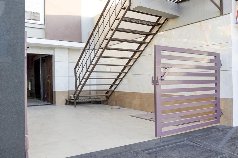 Entrance 3, Super Townhouse Rajendra Nagar Main Road, Indore