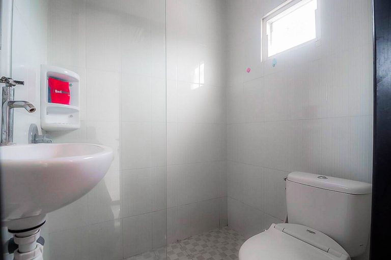 Bathroom 4, RedDoorz near E Walk Mall Balikpapan, Balikpapan