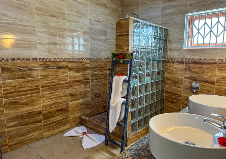 Bathroom 2, Coral Apartments