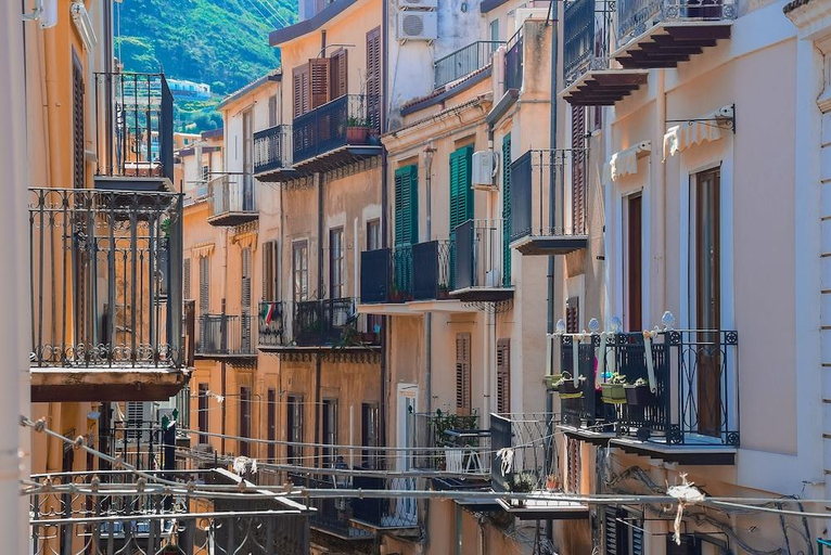 Others 3, Case Ruggero, Palermo
