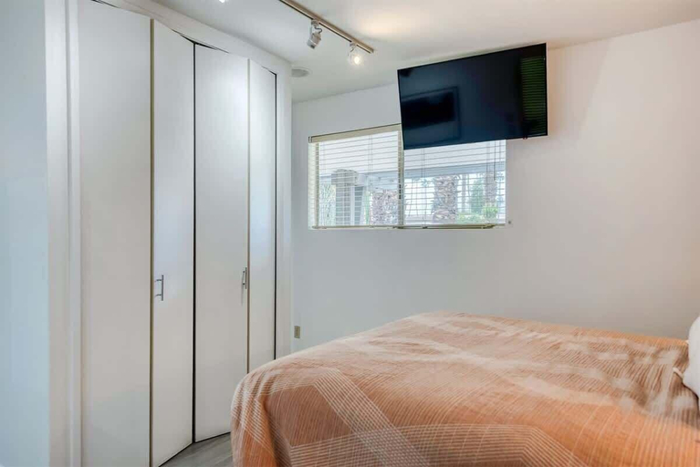 Room 4, Mid-century Oasis w Private Pool Mountain Views, Riverside