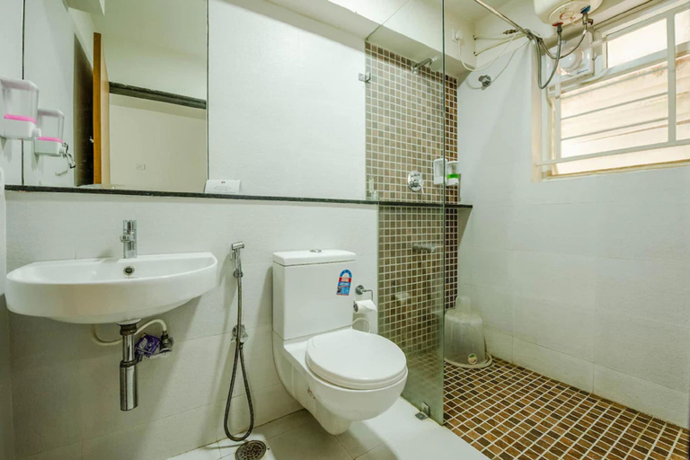 Bathroom 3, The Altruist Bellandur Hotel, Bangalore