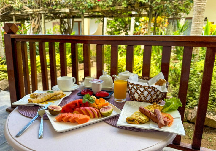 Food & Drinks, Coral Apartments