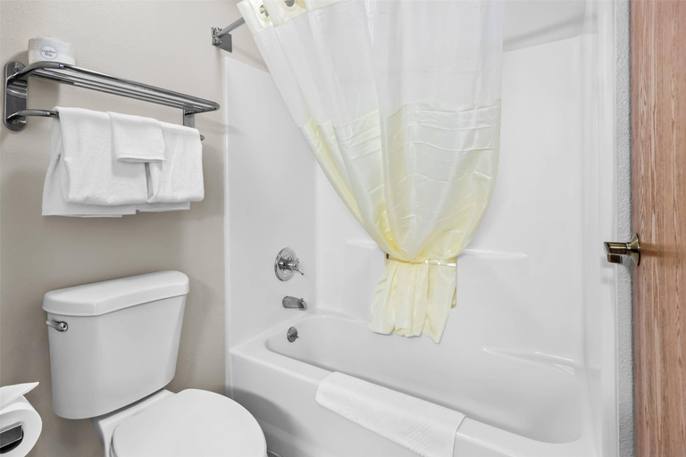 Bathroom 4, Quality Inn East Liverpool - Calcutta, Columbiana