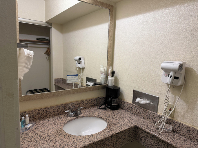 Bathroom 3, Lafayette Inn & Suites, Marion