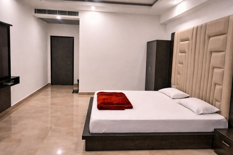 Room 3, Hotel The Royal Crown, Rae Bareli
