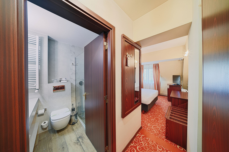 Bathroom 5, Central Hotel, Ploiesti