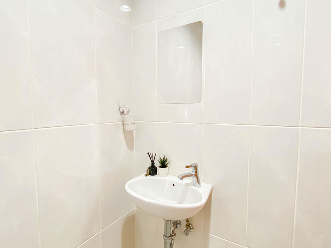 Bathroom 4, Good Location Studio Apartment at Evenciio Margonda By Travelio, Depok