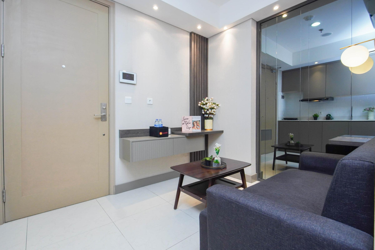 Living Room 3, Classic and Warm 1BR at Apartment Gold Coast By Travelio, Jakarta Utara