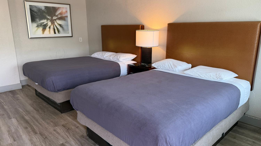 Bedroom 1, Merit Inn Suites, Jefferson