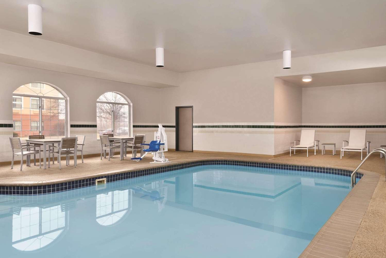 Sport & Beauty 5, Country Inn & Suites by Radisson, Merrillville, IN, Lake