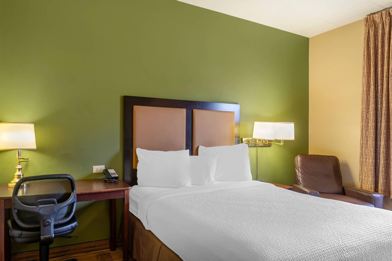 Bedroom 3, MainStay Suites Chicago Hillside, Cook