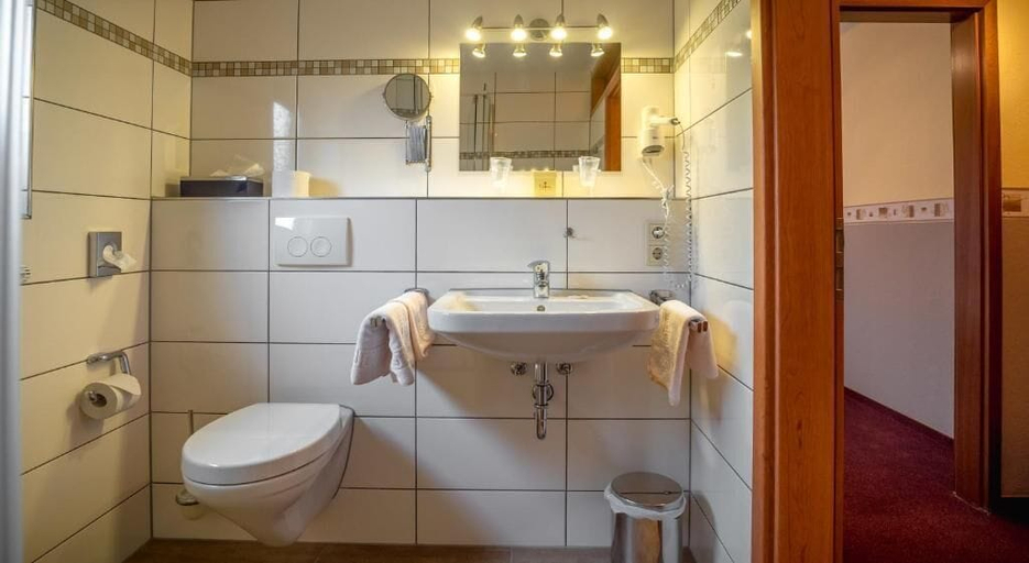 Bathroom 4, Hotel Bisenius, Bernkastel-Wittlich