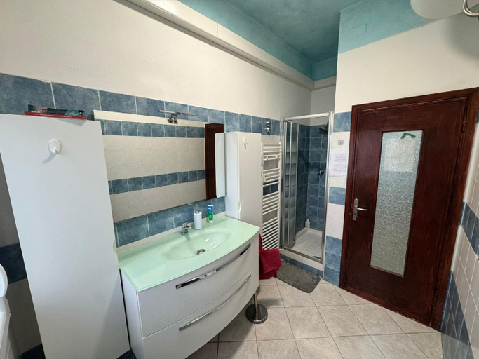 Bathroom 2, Eden Guesthouse, Bologna