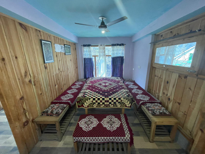 Bedroom 2, Tirthan Valley Luxmi Homestay, Kullu
