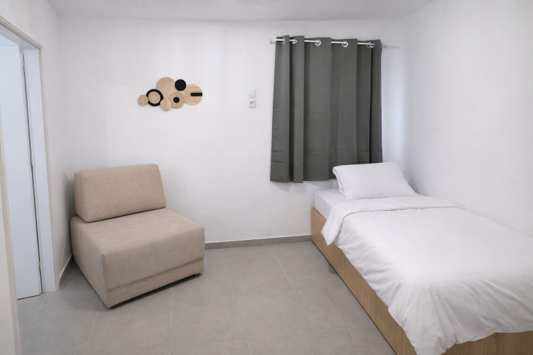 Room 3, Dorothy's Apartments Near Airport By SEM, Attica