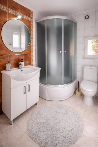 Bathroom 3, Pid Skeleyu, Rakhivs'kyi