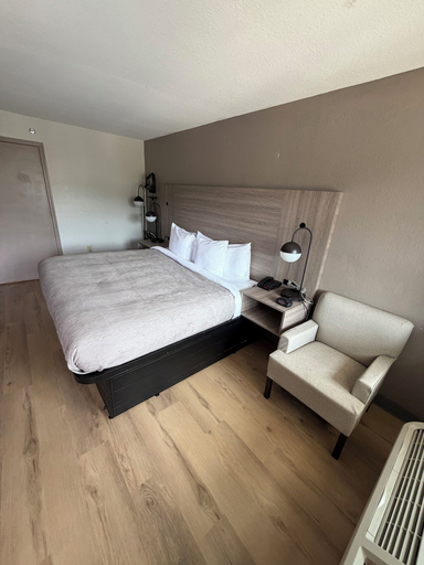 Bedroom 3, Quality Inn, White