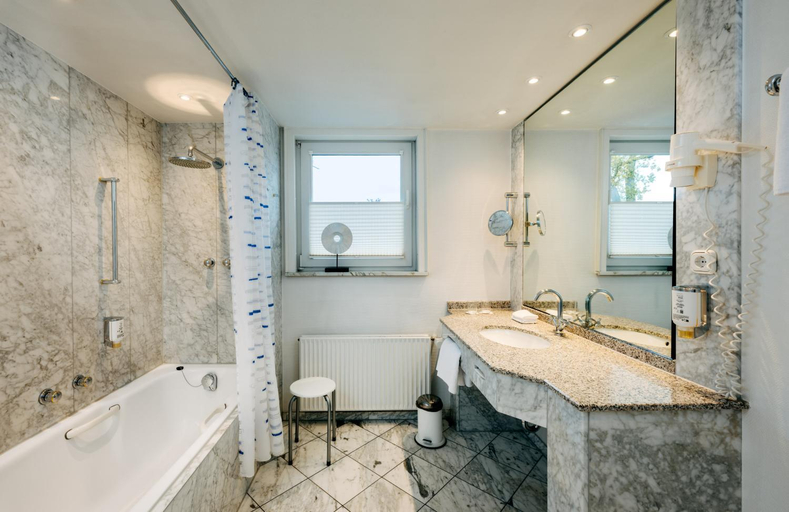 Bathroom 2, Niemeyers Romantik Posthotel, Celle