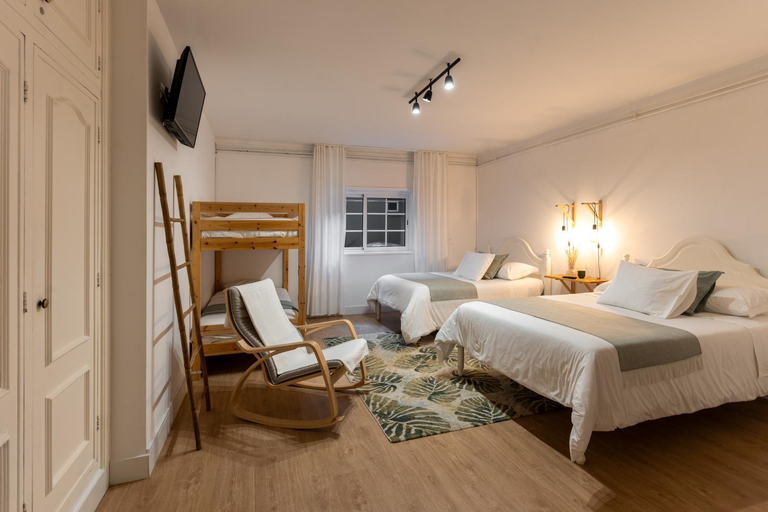 Bedroom 2, O VIOLAS - Art Coffee & Guesthouse, Mira