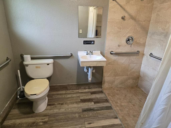 Bathroom 3, Golf View Motel, Lee