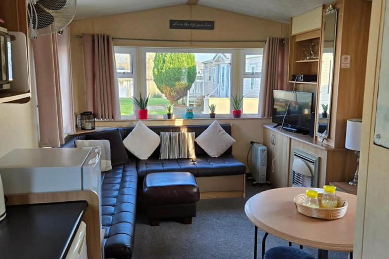 3, Chalet Sleeps 6 with Lake Views Parking, Lincolnshire