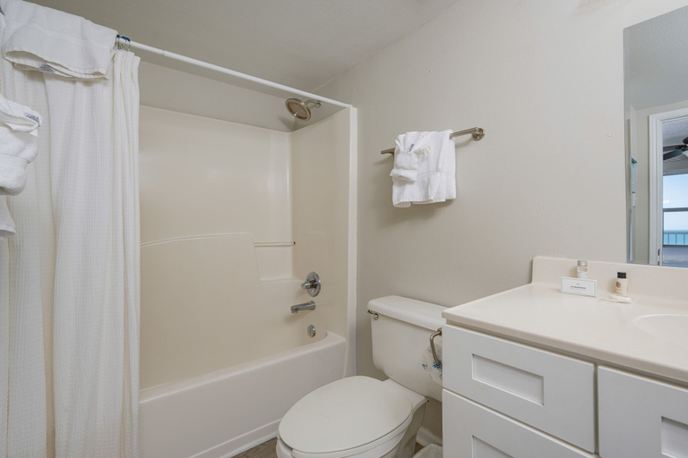 Bathroom 4, Tradewinds 807, Baldwin