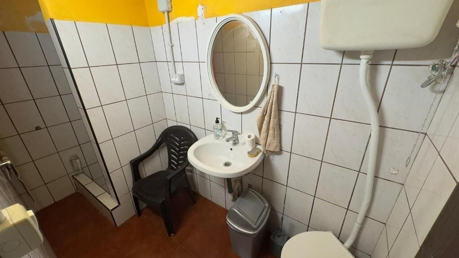 Bathroom 5, 7 Calcosas, Santa Cruz de Tenerife