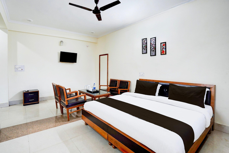 Room 3, Townhouse Mall Road Near Library Chowk, Dehradun