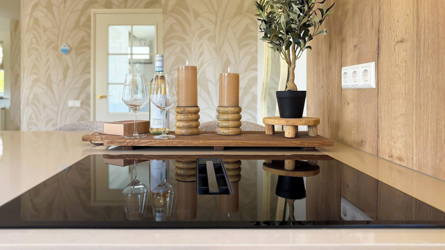 Private kitchen 3, Villa with Expansive Sunny Garden, Bergen