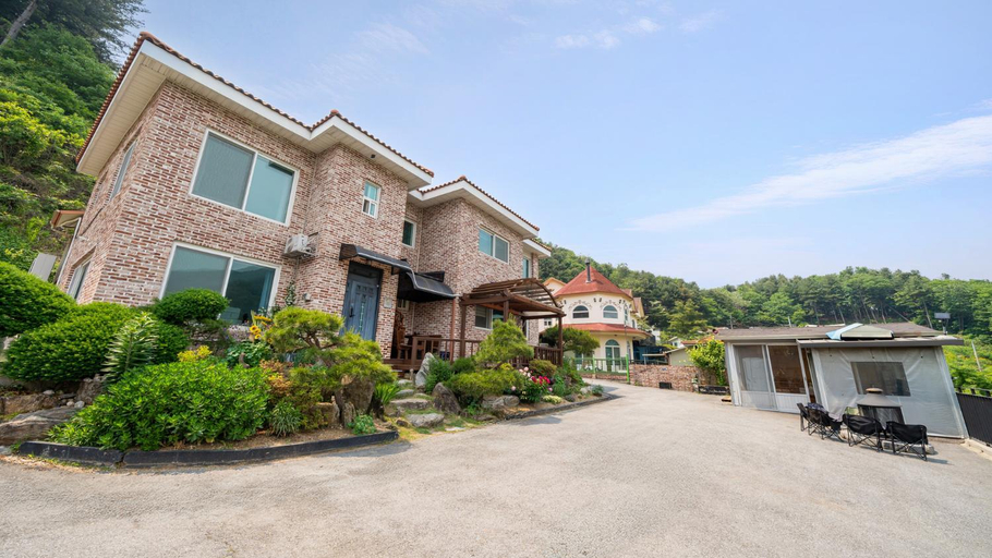 Exterior & Views 2, Gapyeong Dream Pool Villa Pension, Gapyeong