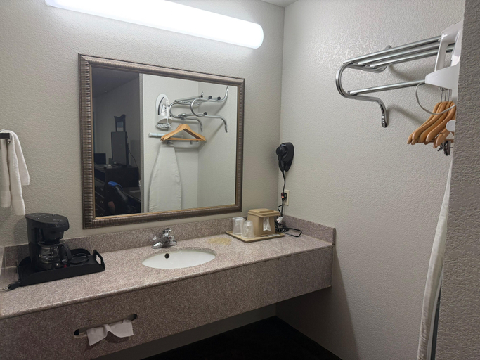 Bathroom 4, The Magnolia Hotel Searcy, White