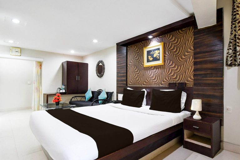 Room 2, Deluxe Hotel Okasu Railway Station, Raipur