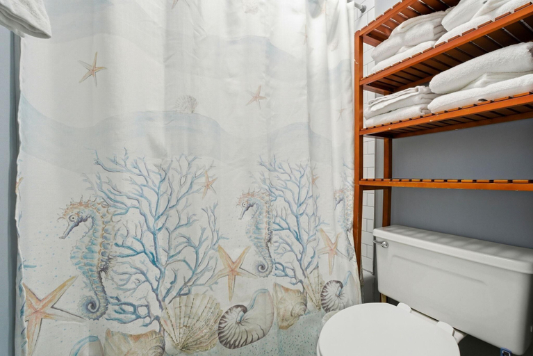 Bathroom 3, Sand Dollar 30, Baldwin