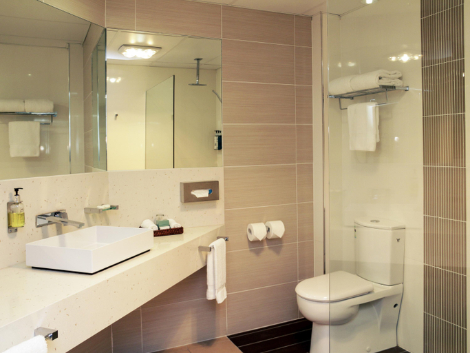 Bathroom 5, Mercure Orange, Orange