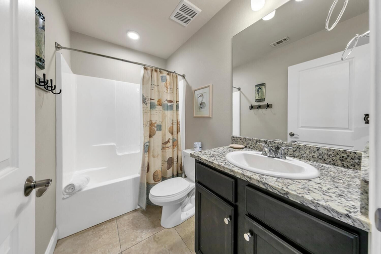 Bathroom 3, Alerio D301, Walton