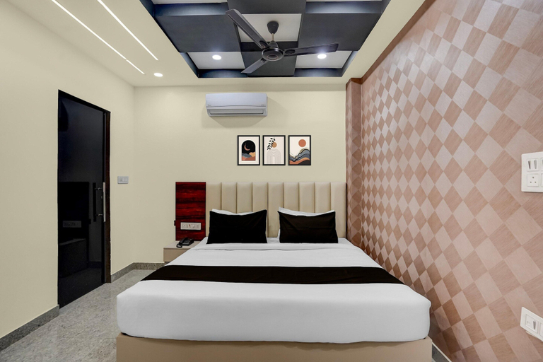 Room 2, Super Townhouse Subharti University, Meerut