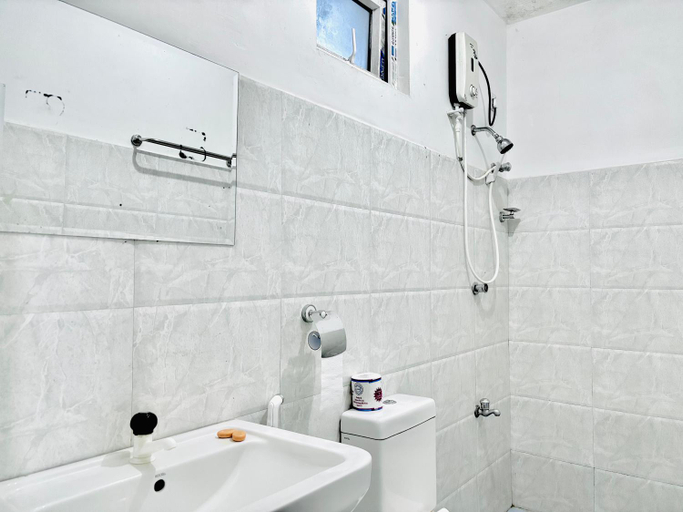 Bathroom 5, Radha Tourist Home, Thamankaduwa