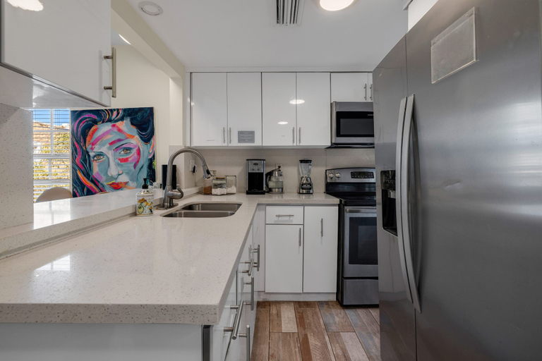 Shared kitchen 4, Central Oasis Free Parking, Miami-Dade