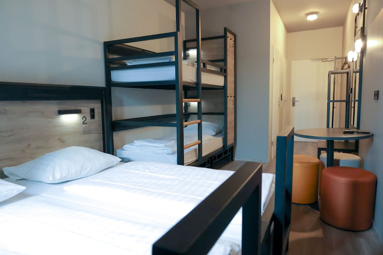 Bedroom 3, a&o Koln Neumarkt, Köln