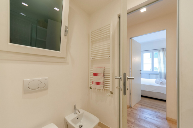 Bathroom 4, 2 Flats Combined Spacious Family Retreat, Genova