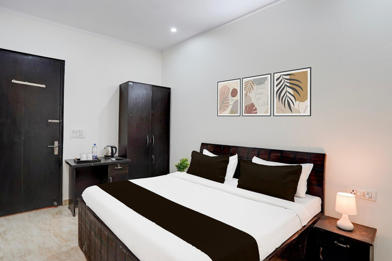 Room 2, Townhouse Sector 53 Golf Course, Gurgaon