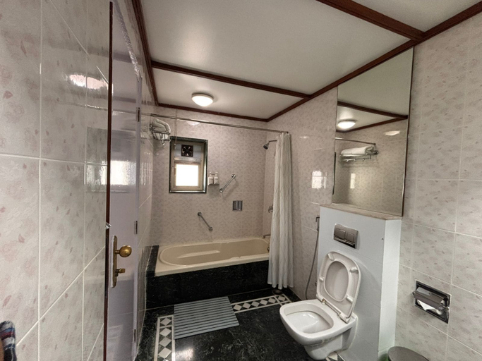 Bathroom 5, Hiltop Hotel, Mumbai City