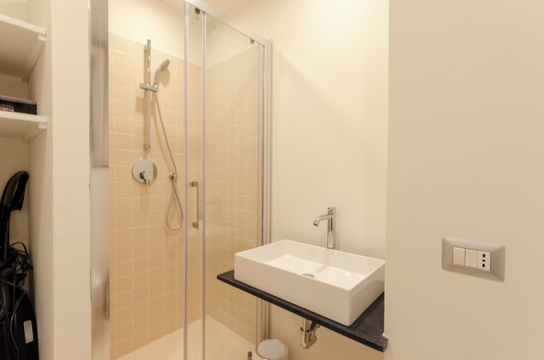 Bathroom 3, 2 Flats Combined Spacious Family Retreat, Genova
