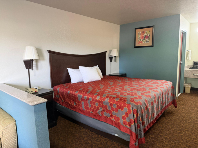 Bedroom 3, The Magnolia Hotel Searcy, White