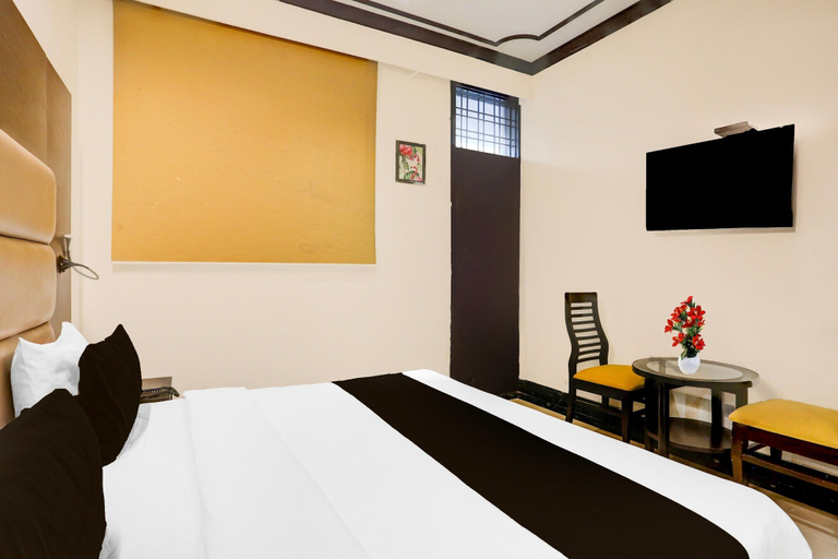 Room 3, Super Townhouse Sushant Lok Phase 1, Gurgaon