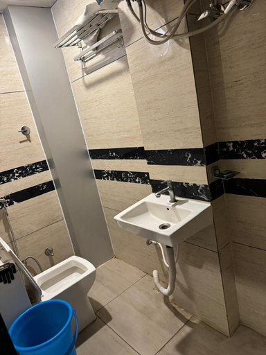 Bathroom 4, Hotel Aapno Shyam And Restaurant, Sikar