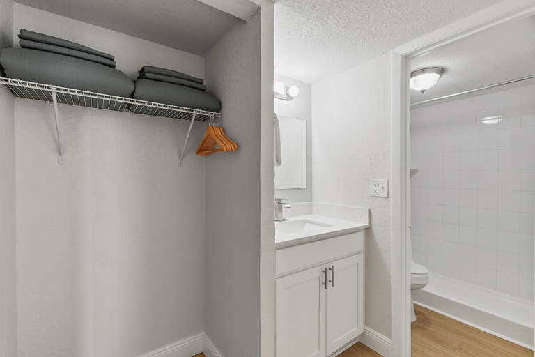 Bathroom 2, Ocean Breeze Resort 109, Volusia