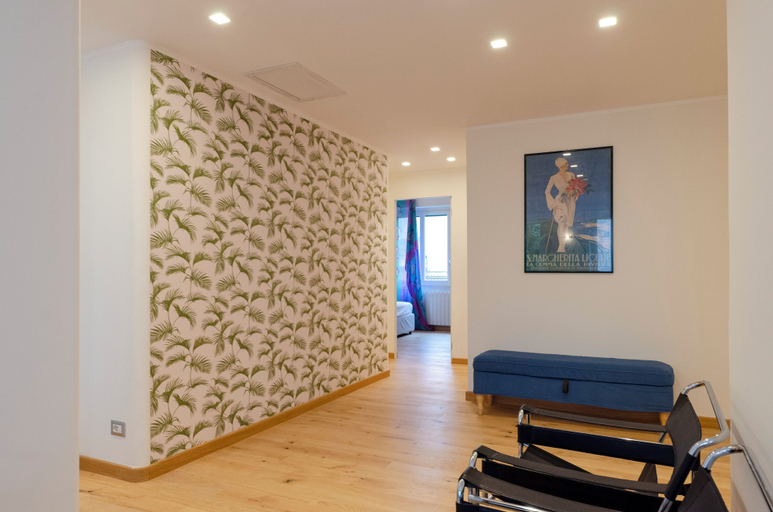 Living area 2, 2 Flats Combined Spacious Family Retreat, Genova